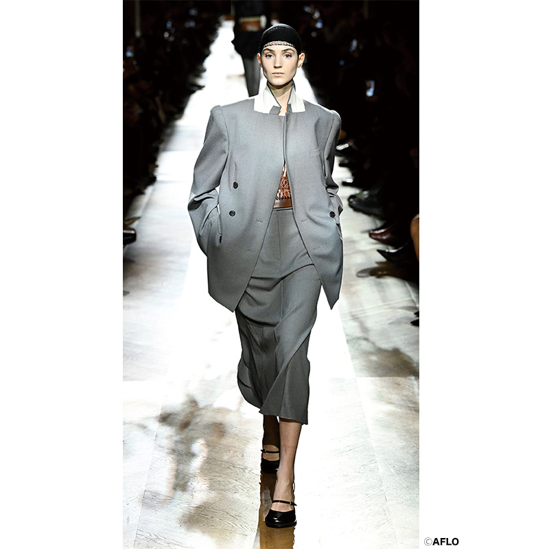 ドリス ヴァン ノッテンのクラシックなスカートコーデ