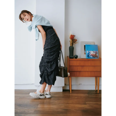 運動会【スカート派ママ】は黒タイト×優しげカラーのスニーカーで抜け感を