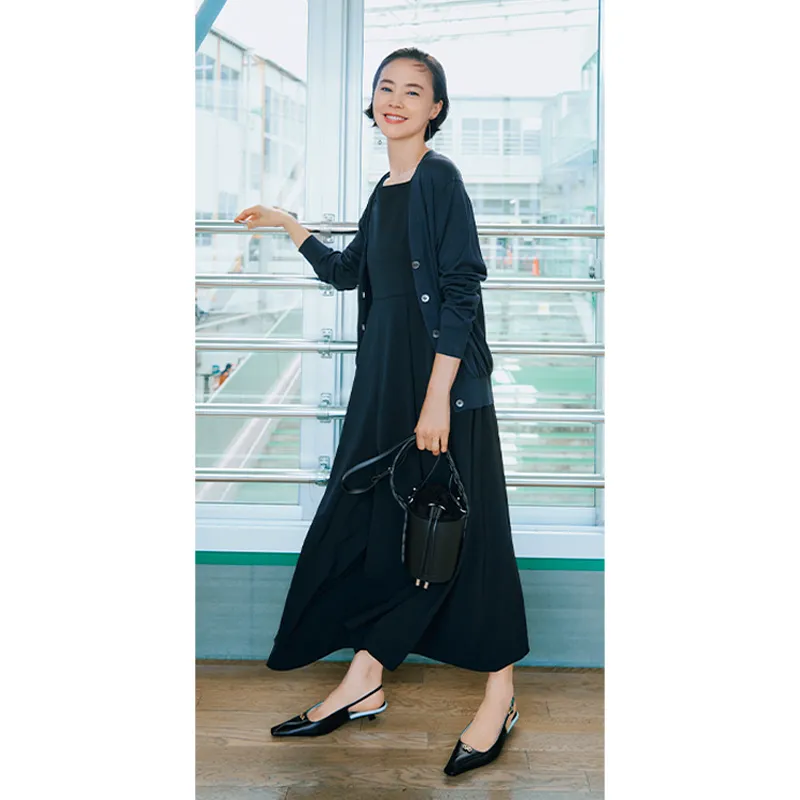 ネイビーワンピースにネイビーのカーディガンを羽織ったネイビーコーデ