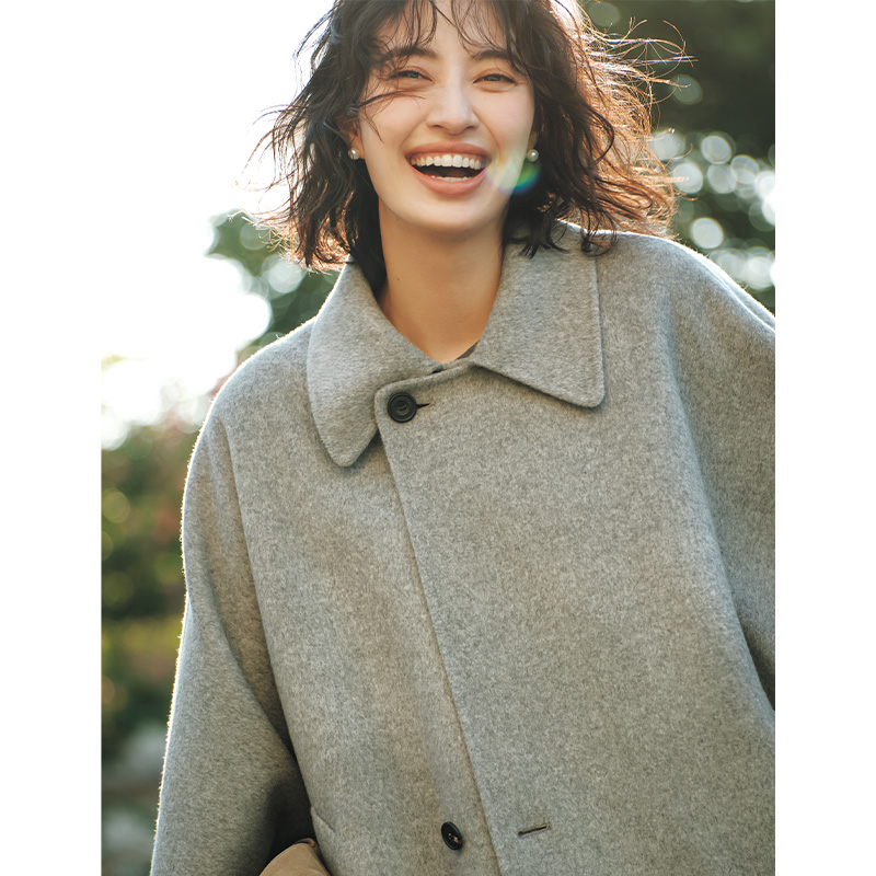 デパリエのグレーのポンチョを着た岡本あずささん