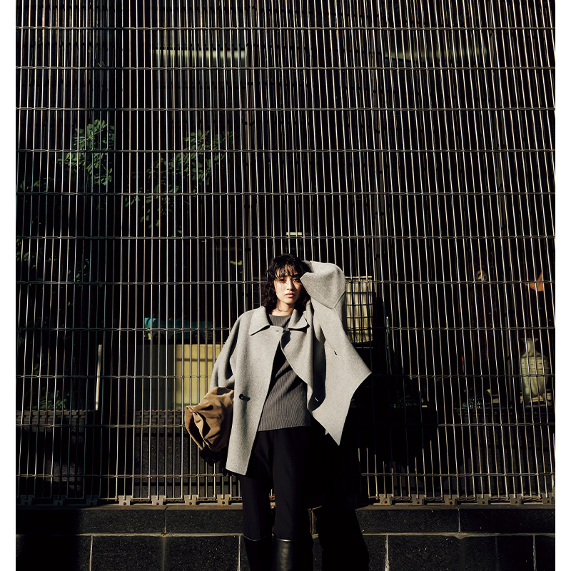 ニットとブーツインしたパンツにデパリエのポンチョを着た岡本あずささん