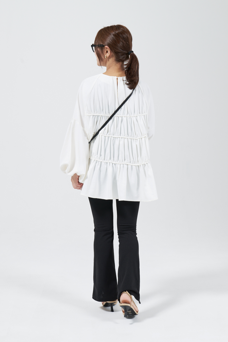 クラウドチームVERY小林千尋の[THREE SQUARE]2WAYタフタロングスリーブブラウスコーデ