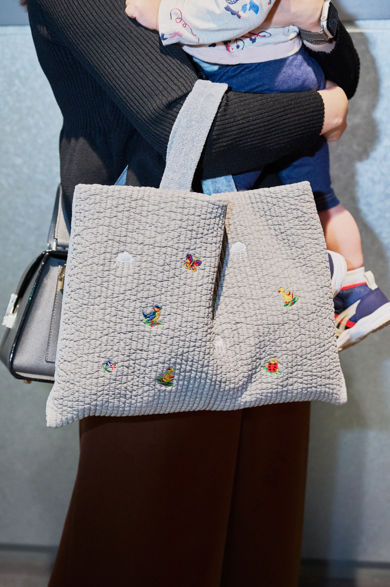 ピオヌンナルとフェイラーコラボのグレーのサブバッグ