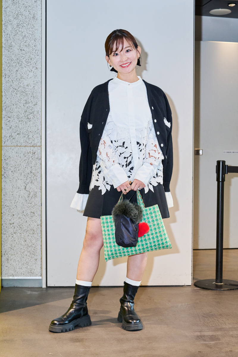 素足×厚底ブーツ×ショートパンツを合わせた秋コーデ（JIHYANGの厚底ブーツ）