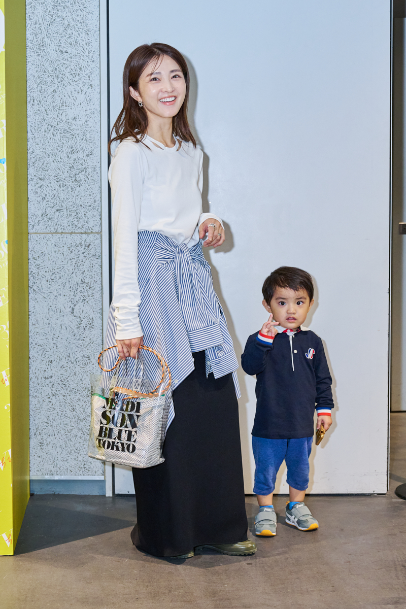 AIGLEのラバーローファー×黒ロングスカート×マディソンブルーのPVCバッグで雨の日対策をしたコーデ