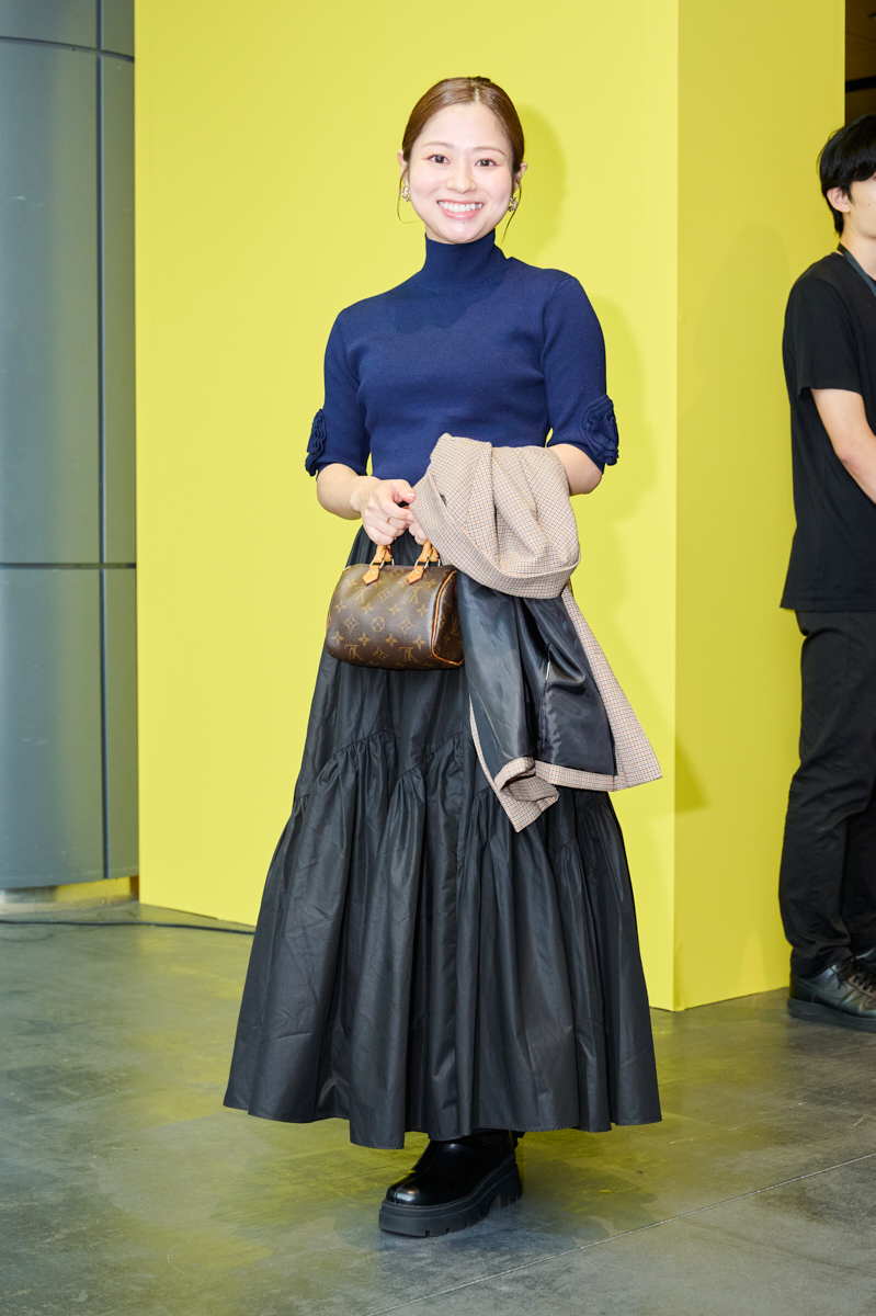 ZARAの厚底ブーツにボリュームロングスカートを合わせたコーデ