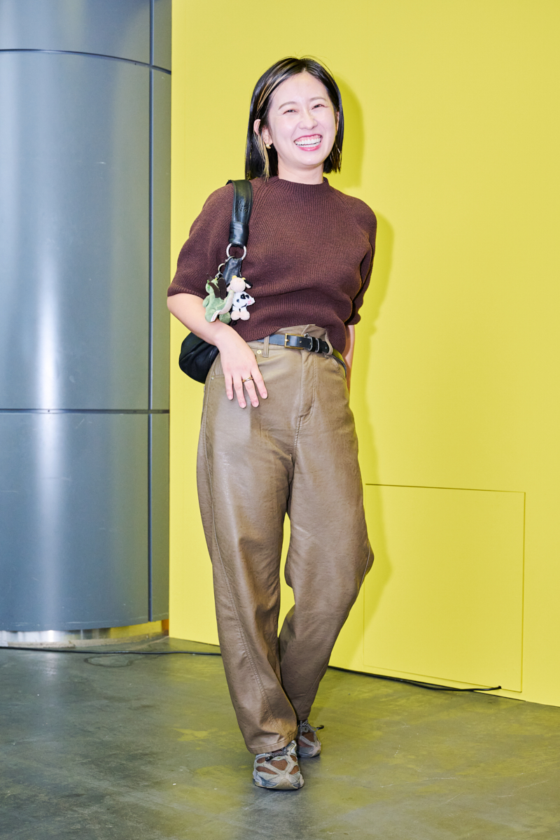 ZARAのブラウンニット×アダムエロペのチノパンツ×ニューバランスのブラウンスニーカーを合わせたブラウン系ワントーンコーデ