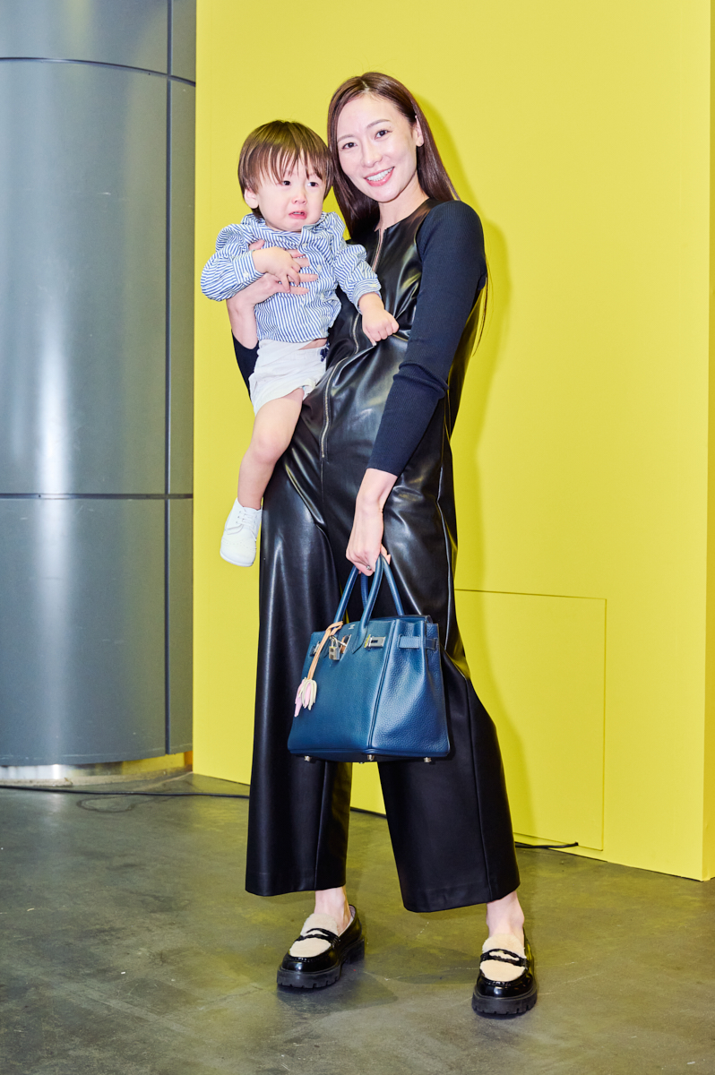 キャメルのファー付き厚底ローファーを合わせた秋コーデ