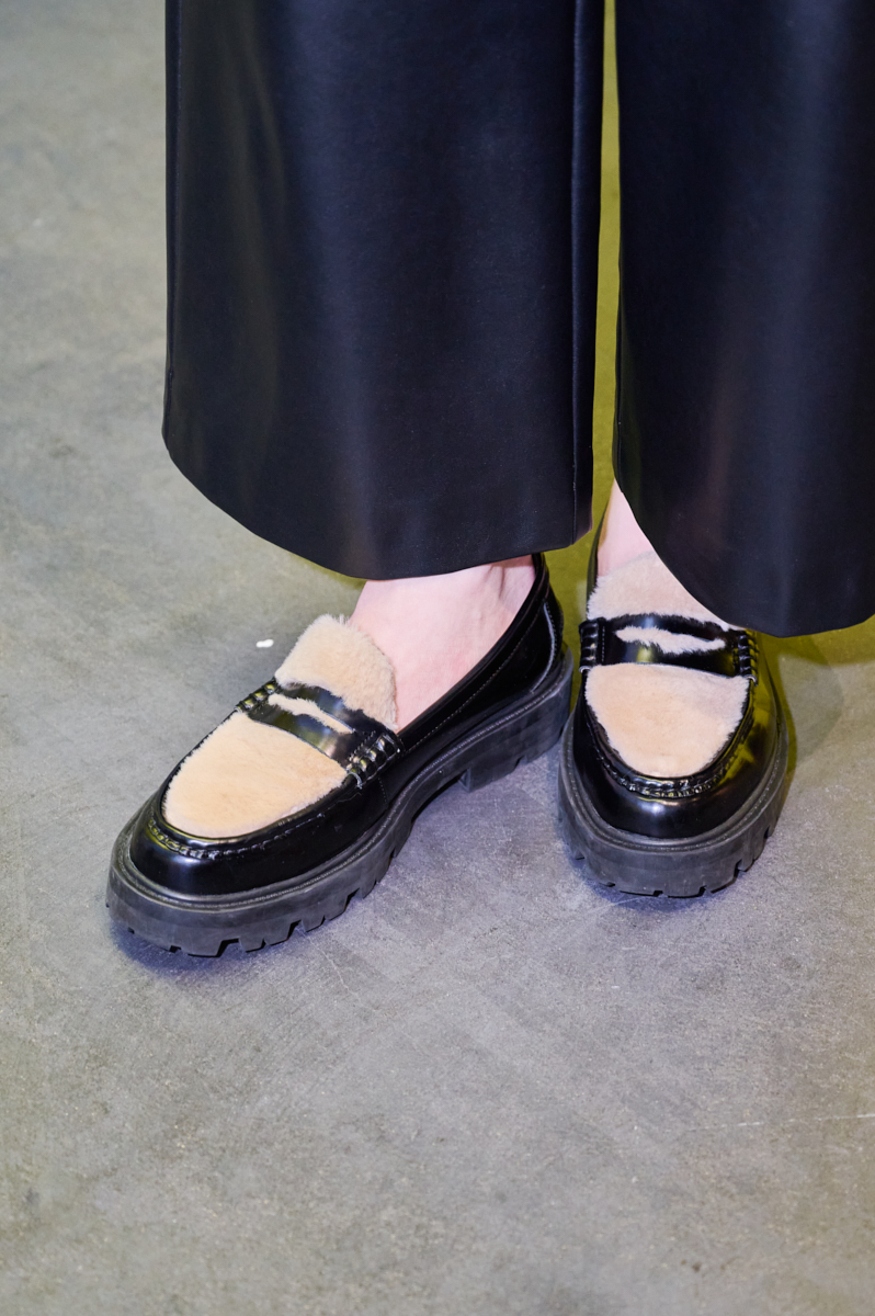 ARTESANOSのローファー