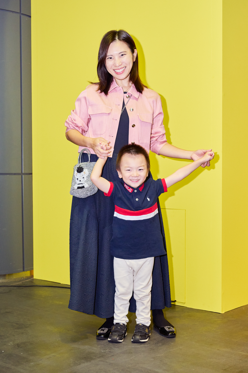 ピンクのジャケットにアンテプリマのワイヤーバッグを合わせた雨の日キレイめコーデ