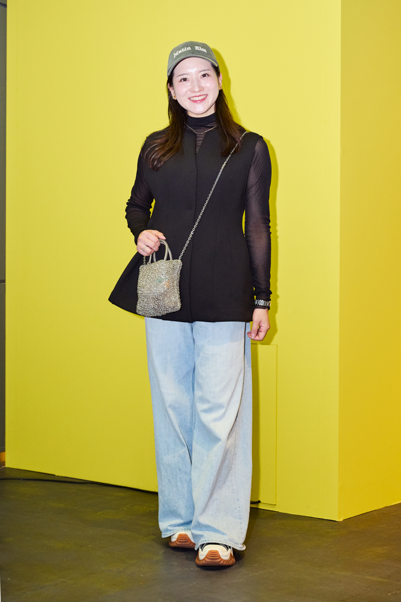 マーティキムのロゴキャップにペプラムジレを合わせた30代ママのキレイめコーデ。