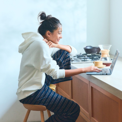 隙間時間を活用！ 軽量PCがタイパ重視ママのベストパートナー