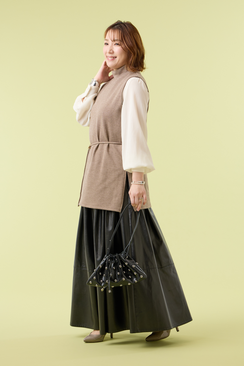 クラウドチームVERY田中ひとみの[THREE SQUARE]フェイクレザースカートコーデ