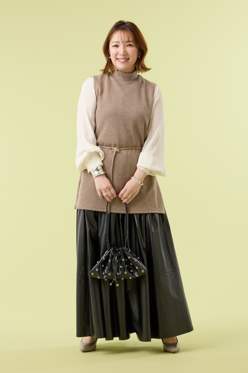 クラウドチームVERY田中ひとみの[THREE SQUARE]フェイクレザースカートコーデ