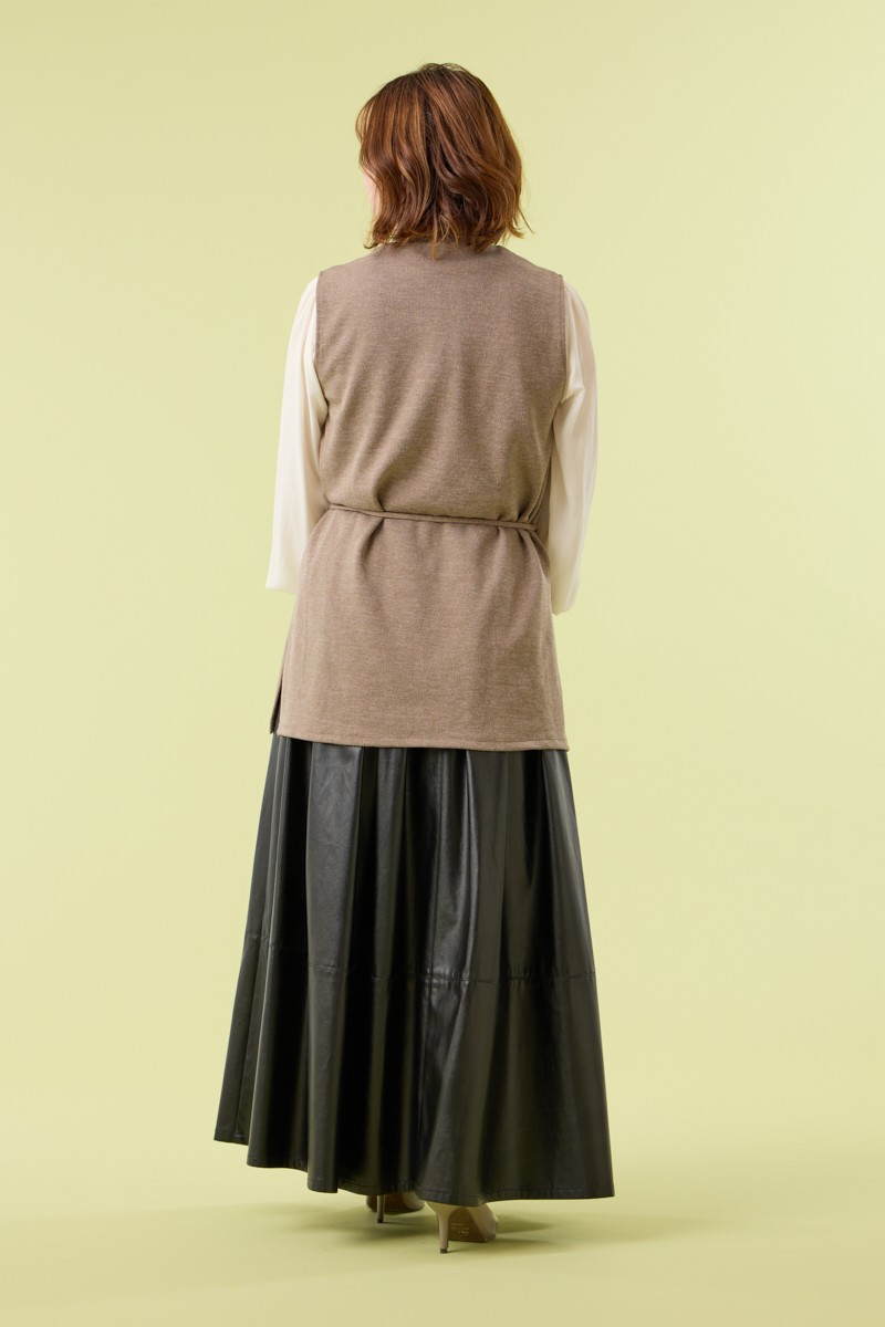 クラウドチームVERY田中ひとみの[THREE SQUARE]フェイクレザースカートコーデ