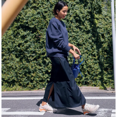 【運動会ママ】のスウェットコーデもマキシ丈スカートなら上品に決まる！