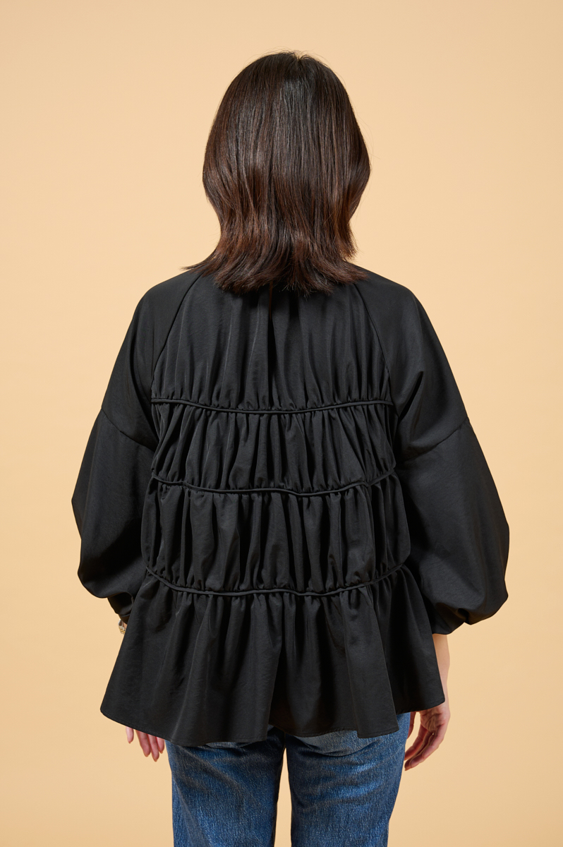 クラウドチームVERY濱野かやの[THREE SQUARE]ティアードギャザーブラウスコーデ