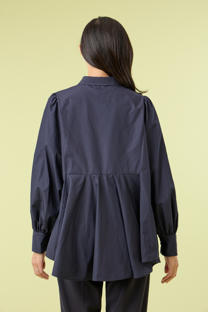 クラウドチームVERY青山美沙子の[THREE SQUARE]ペプラムフレアブラウスコーデ