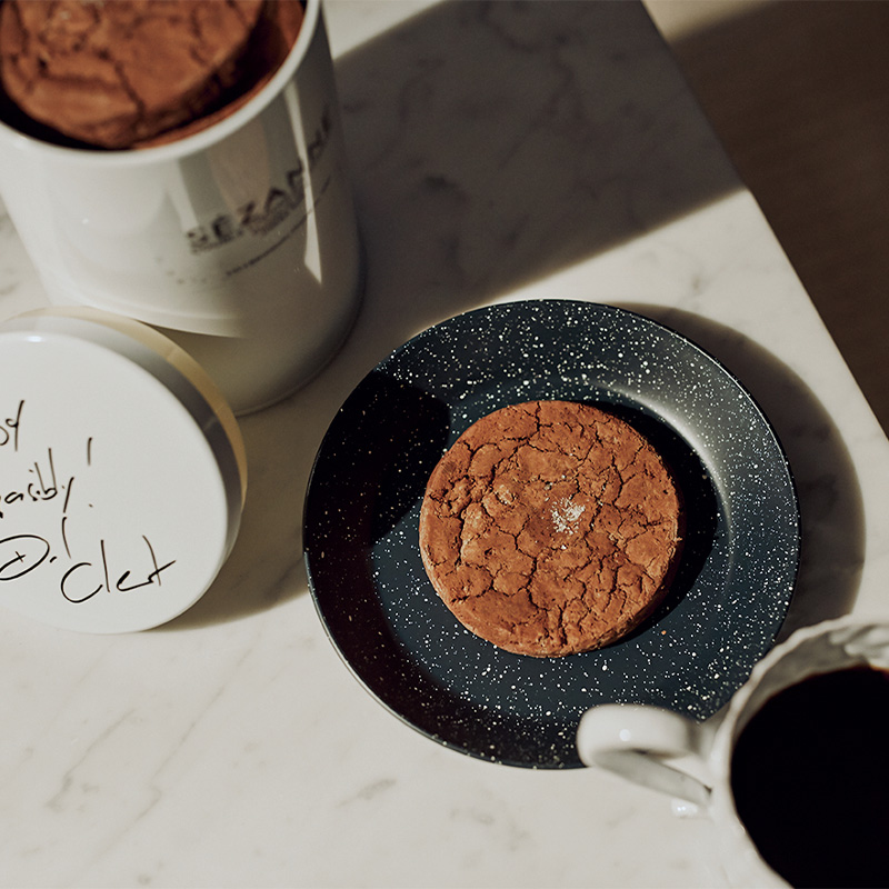 予算1万円ギフトにおすすめのセザンのチョコレートクッキーが置かれている画像