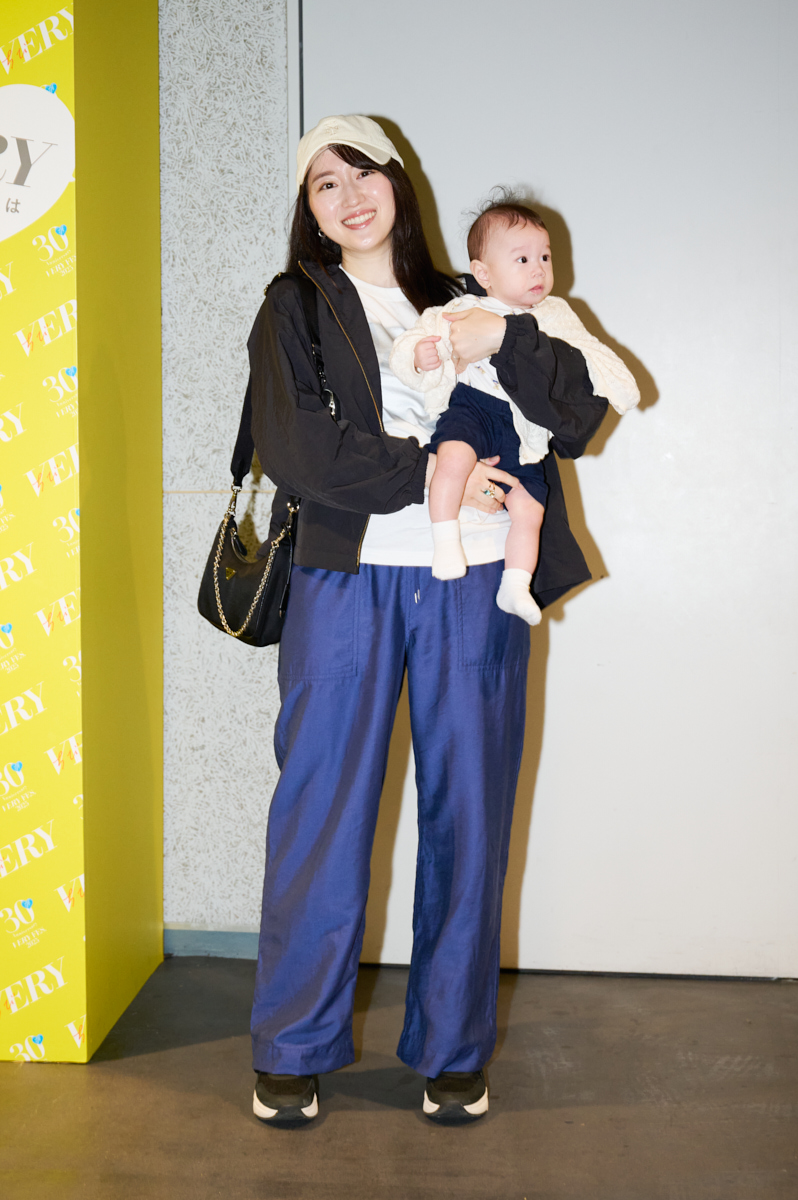 PRADAの黒ナイロンショルダーバッグを合わせた雨の日コーデ