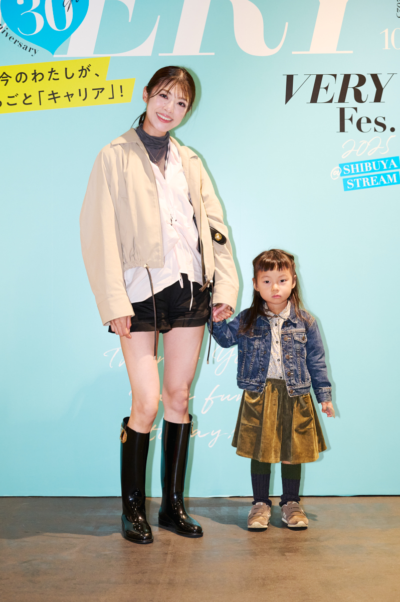 ヴァレンティノ・ガラヴァーニのロングブーツにショートパンツを合わせた30代ママのコーデ