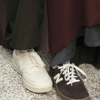 【オーラリー× ニューバランス】のキレイめスニーカーが使いやすい！10/31発売