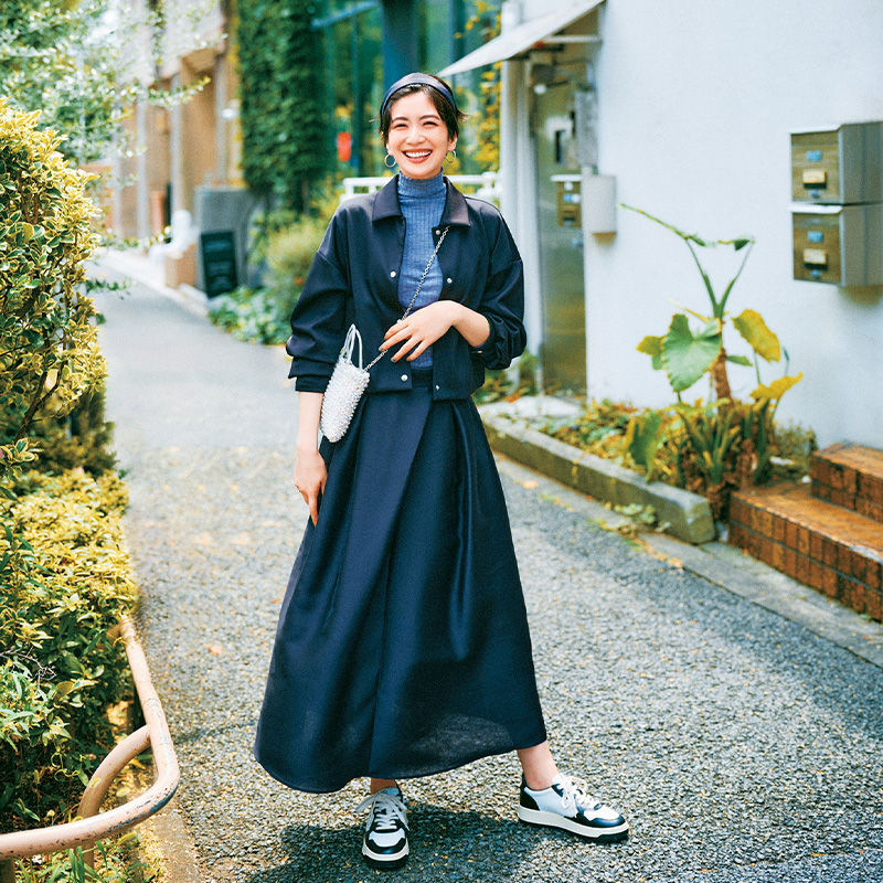 秋旅行におすすめのシャツ型ジャケット×触れあスカートの阪井まどかさん