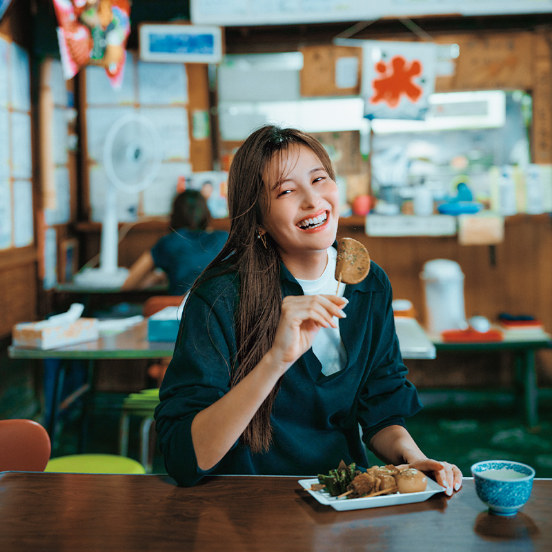 静岡おでんを食べる原田夏希さん
