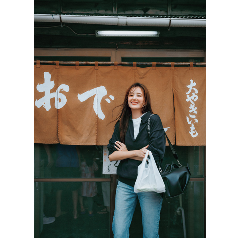 静岡おでんのお店の前に立つ原田夏希さん