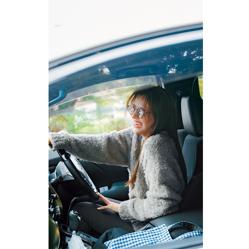 アルファードの運転席に座る原田夏希さん