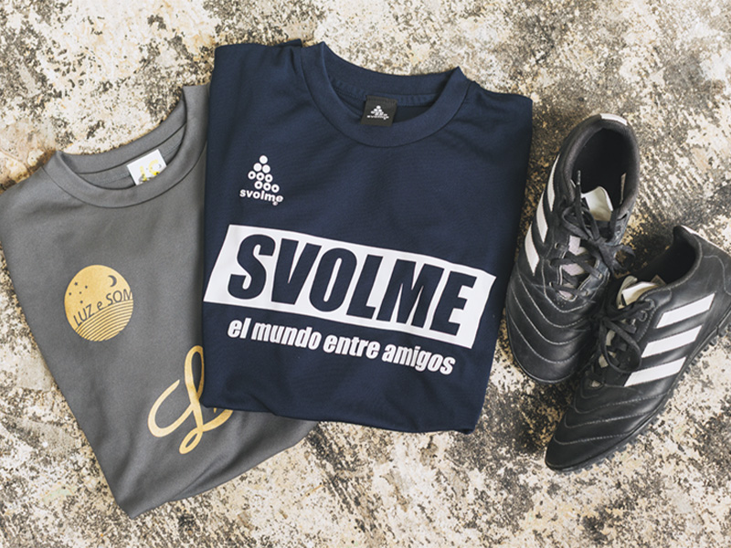 サッカー用のTシャツやシューズ