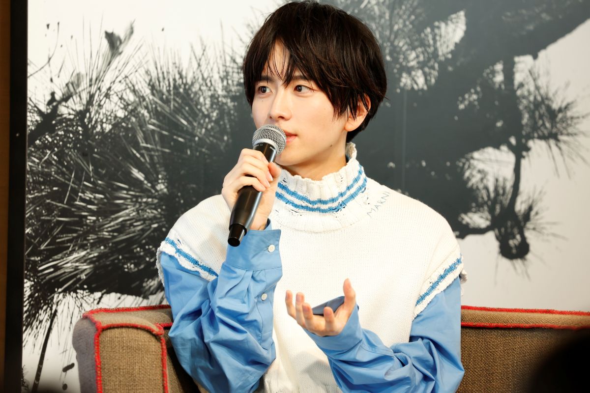 インタビューに答える板垣李光人さん。