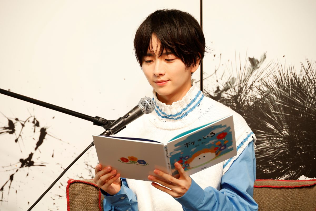 読み聞かせをする板垣李光人さん。