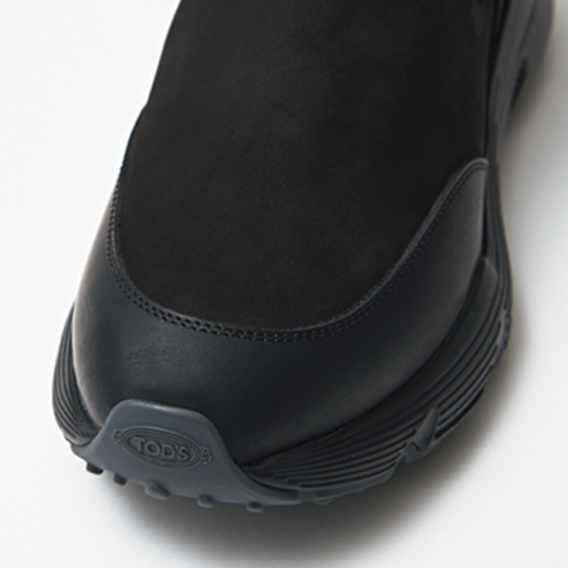 アッパーには温かみあるヌバックを使用