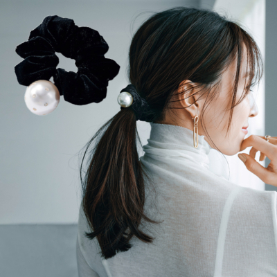 さっと結ぶだけで華やぐ！【パール付きシュシュ】でこなれヘアが完成