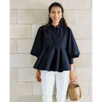 【ネイビーコーデ】フレアブラウスで上品キレイ！白パンツ合わせのモノトーン