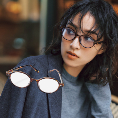 モノトーンでも地味見えしない！韓国ブランドの『オシャレメガネ』が万能すぎる