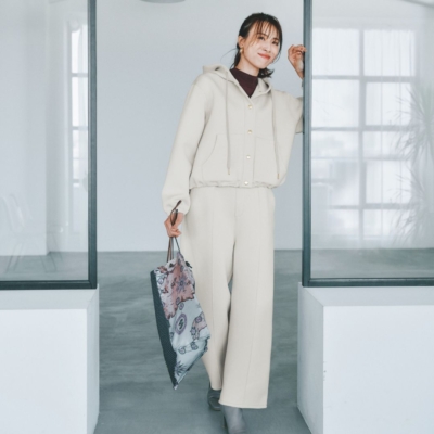 【フーディジャケット】は上下セットでキレイめ！白のワントーンが華やぐ