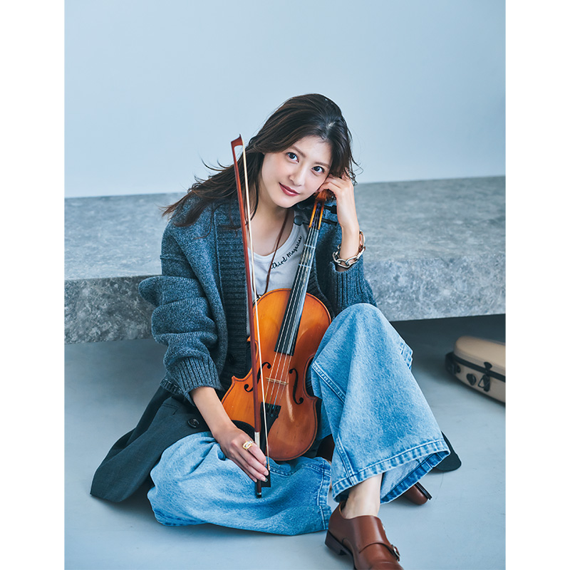 バイオリンを手に持つ佐藤ありささん