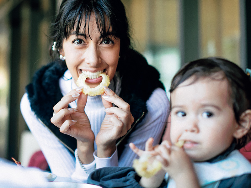 ハワイアンレストラン〈Tiki’s Tokyo〉で食事を楽しむ森泉さん