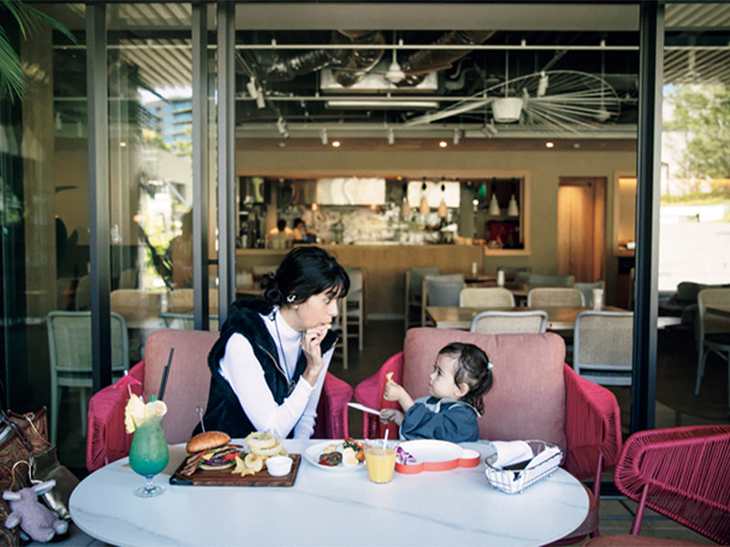 ピンクのオシャレなソファー席