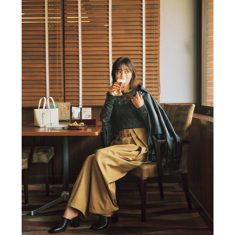 レーストップスとチノパンにレザーアウターを肩掛けしてロイホでビールを飲む岡本あずささん