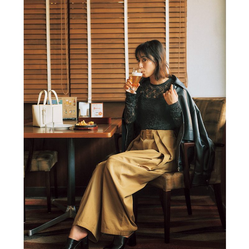 レーストップスとチノパンにレザーアウターを肩掛けしてロイホでビールを飲む岡本あずささん