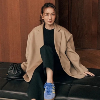 【秋色ジャケット】を黒コーデに投入で今っぽオシャレ！スニーカーで抜け感を