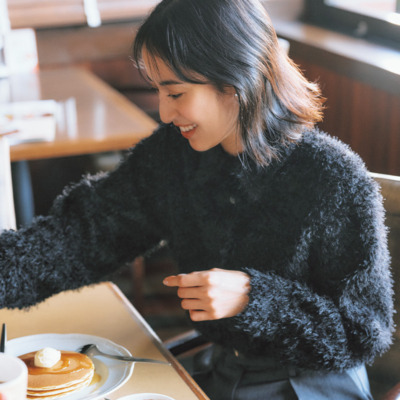 送迎ママの社交場！朝の「ロイホスタイル」は着映えトップスが主役