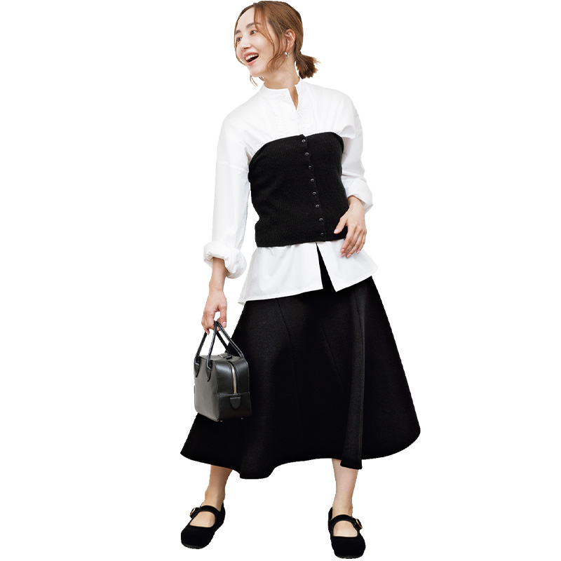 白シャツにビスチェ、フレアスカートの足元にビルケンの丸いトゥのメリージェーンを合わせたコーデ