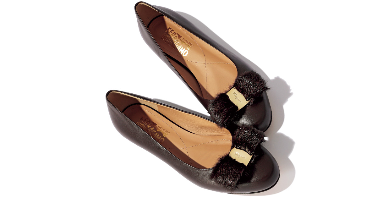 フェラガモ】の名品「ヴァラ」に新作登場！乳幼児ママの足元オシャレに