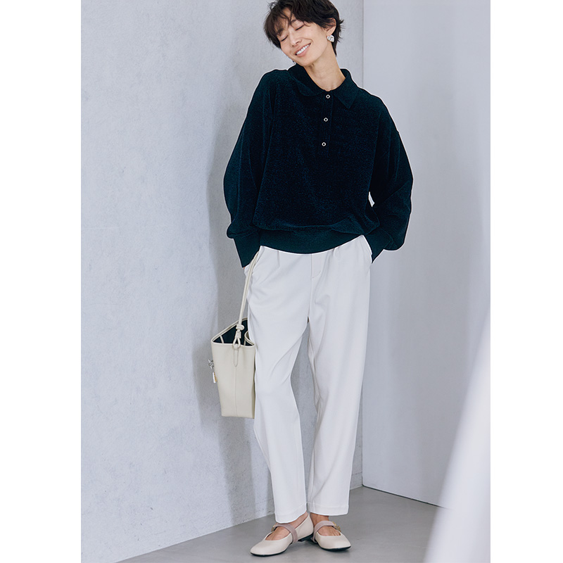 グリーンレーベルリラクシングのポロニットと白パンツを着た神山まりあさん