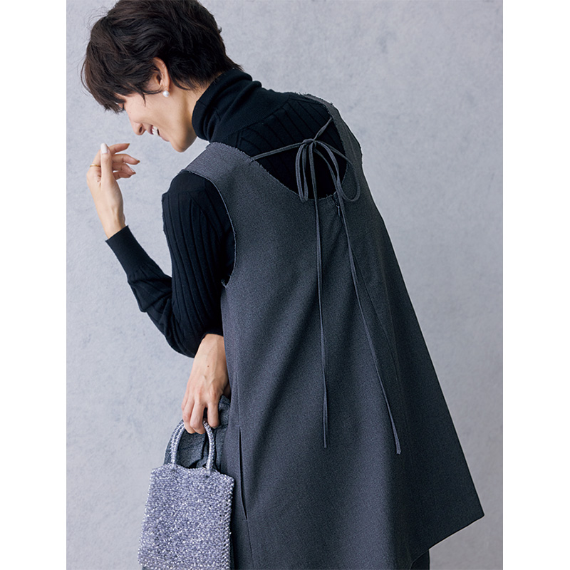 黒タートルにMANOFのチュニックトップスを重ねた後ろ姿