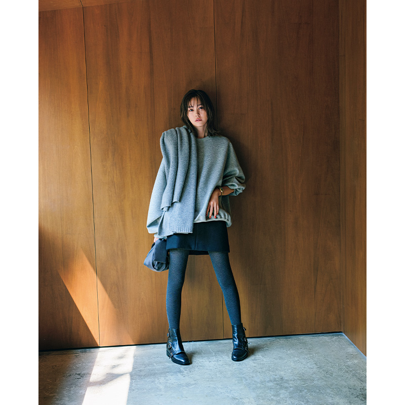 グレースウェットとミニスカートにタイツとベルトがついたショートブーツを履いた桐谷美玲さん